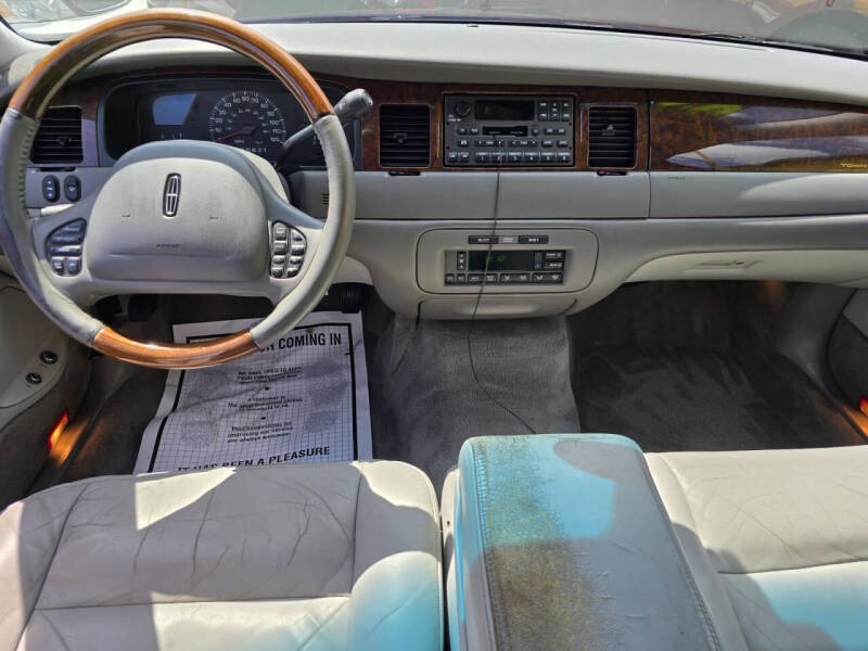 2002 Lincoln Town Car Signature photo 14