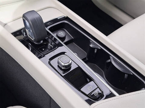 2024 Volvo XC60 B5 Core Dark Theme