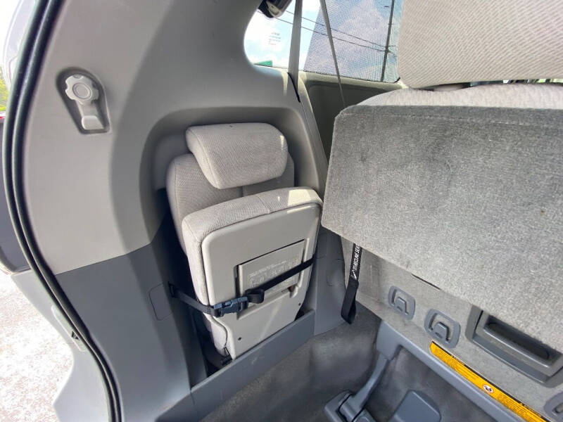 2014 Toyota Sienna null photo 17