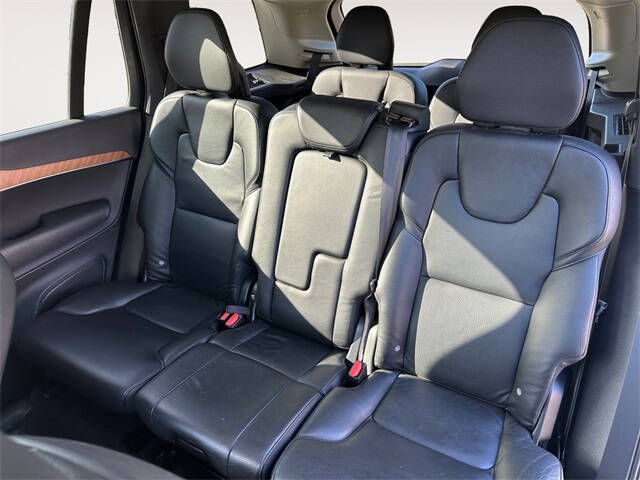 2021 Volvo XC90 T6 Momentum 7-Passenger