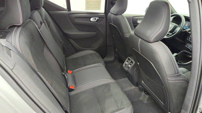 2025 Volvo XC40 B5 Plus Dark Theme