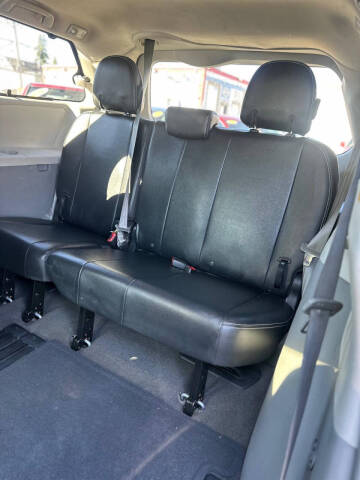 2013 Toyota Sienna SE 8-Passenger