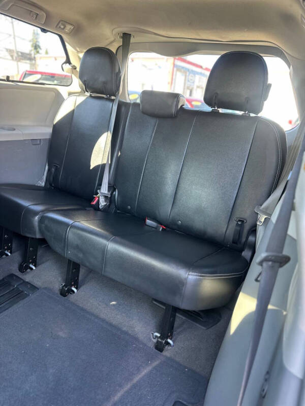 2013 Toyota Sienna SE 8-Passenger