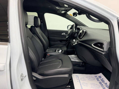 2027 Chrysler Pacifica Select
