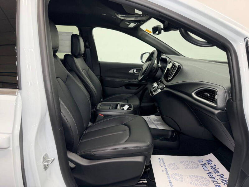 2027 Chrysler Pacifica Select