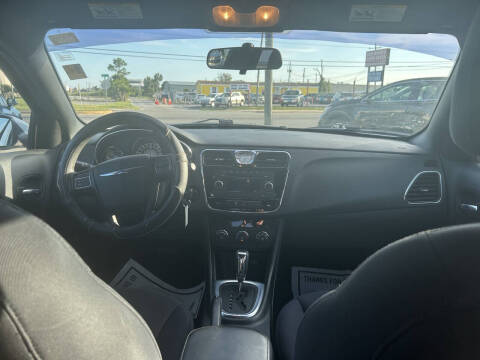 2013 Chrysler 200 LX