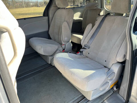 2013 Toyota Sienna LE 8-Passenger