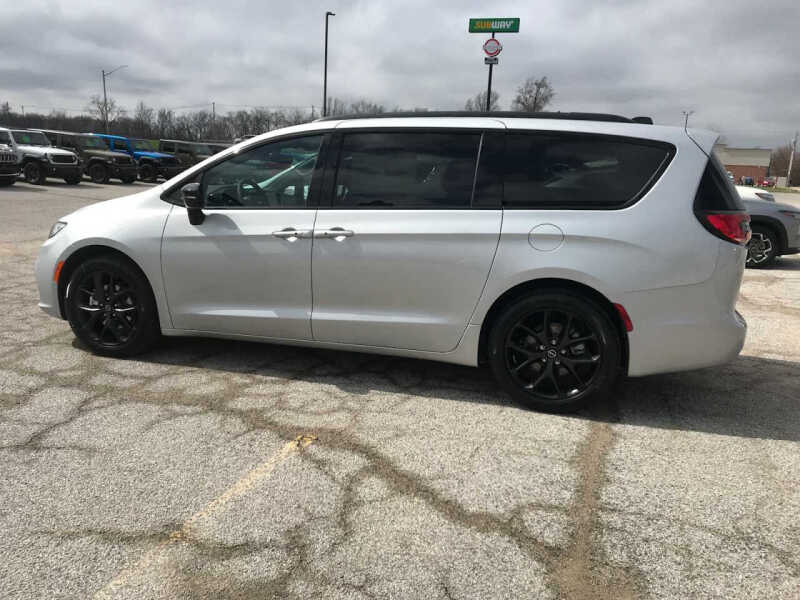 2026 Chrysler Pacifica Select