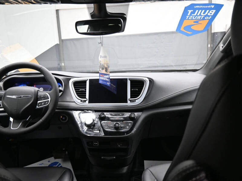 2026 Chrysler Pacifica Select