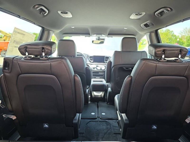 2027 Chrysler Pacifica Select