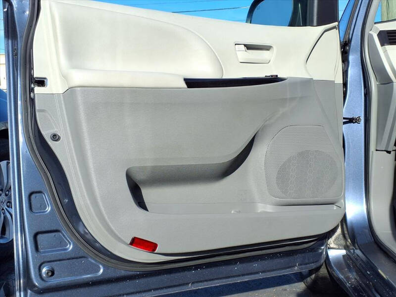 2014 Toyota Sienna LE 8-Passenger