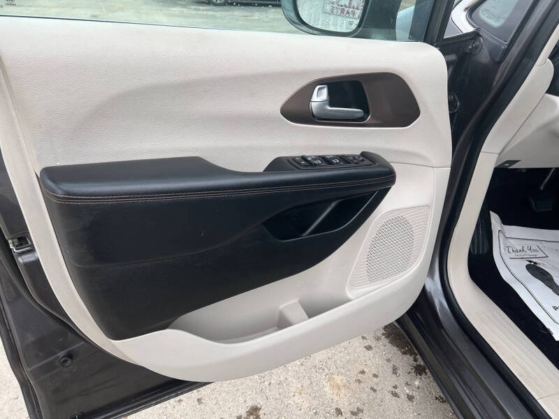 2017 Chrysler Pacifica Touring-L Plus