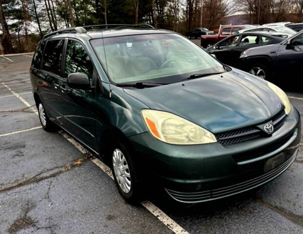 2004 Toyota Sienna for sale at QUEENSGATE AUTO SALES in York, PA