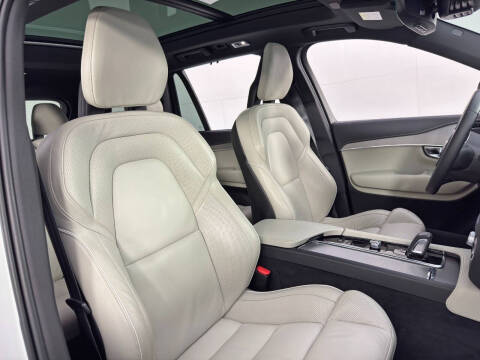 2022 Volvo XC90 Recharge T8 R-Design