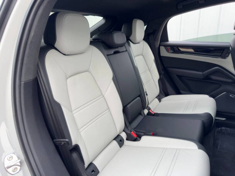 2024 Porsche Cayenne Turbo E-Hybrid Coupe