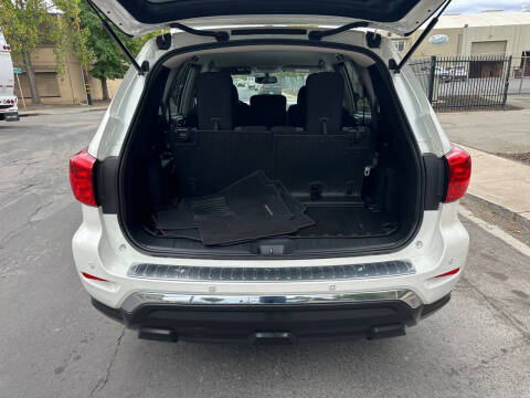 2018 Nissan Pathfinder SV