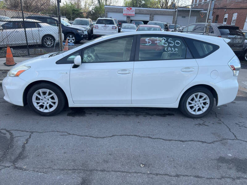 2013 Toyota Prius v Five