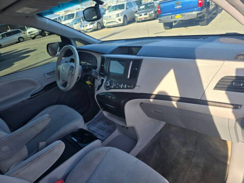 2014 Toyota Sienna LE 8-Passenger