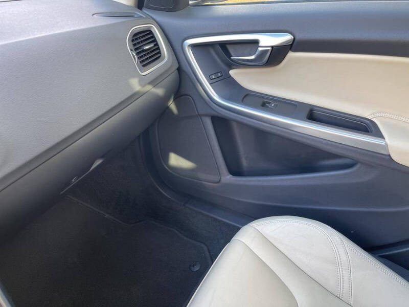 2015 Volvo V60 Cross Country T5