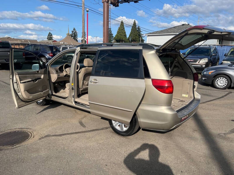 2004 Toyota Sienna LE 8 Passenger