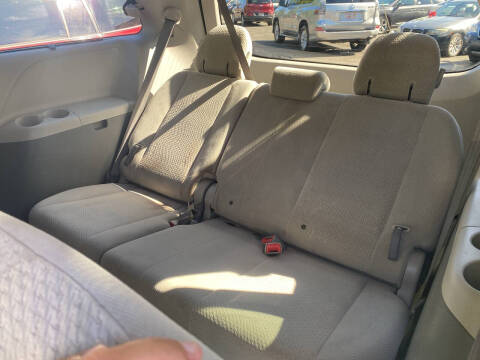 2014 Toyota Sienna LE 8-Passenger