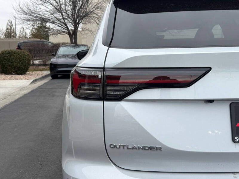 2026 Mitsubishi Outlander ES