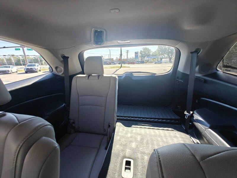 2020 Honda Pilot Touring w/Rear Captain's Chairs