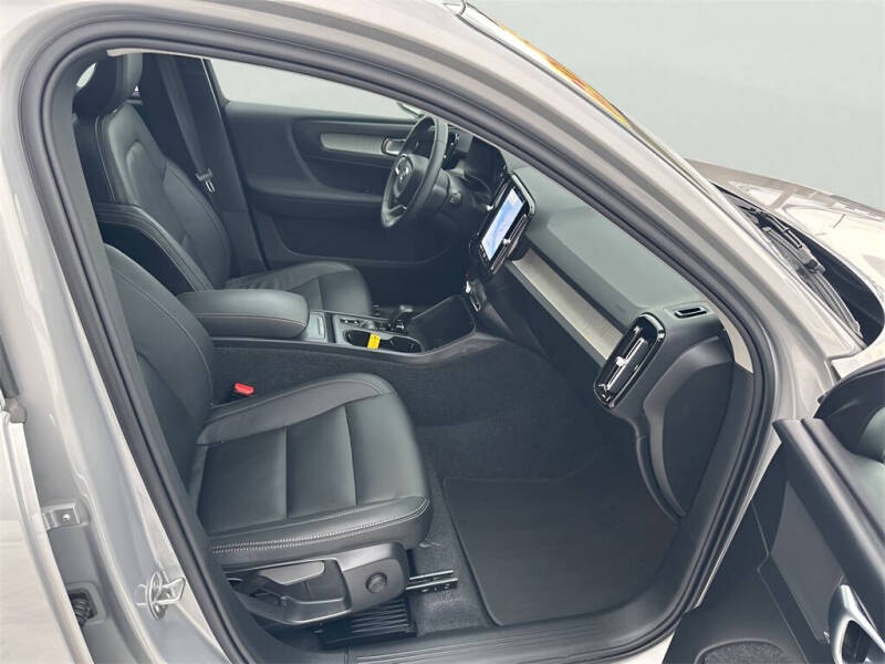 2025 Volvo XC40 B5 Core Bright Theme