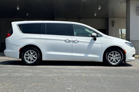 2022 Chrysler Voyager LX