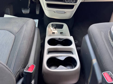 2022 Chrysler Voyager LX