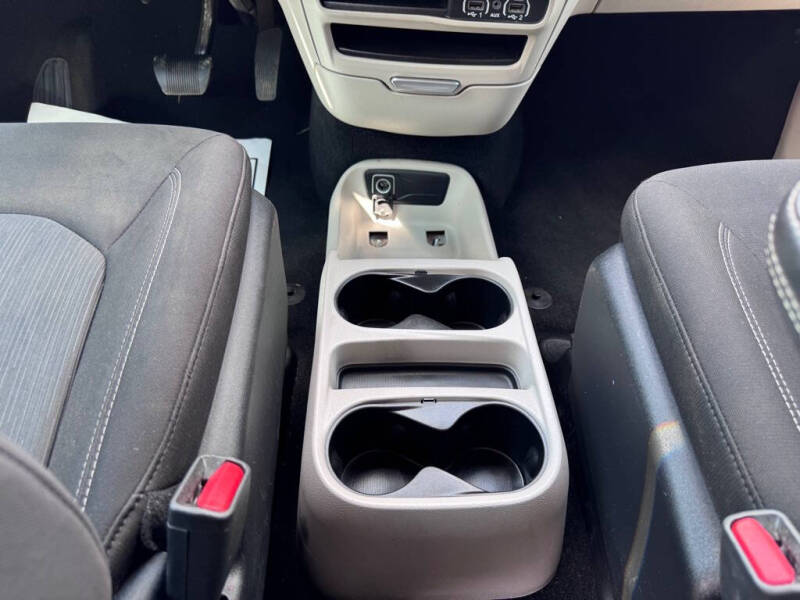 2022 Chrysler Voyager LX