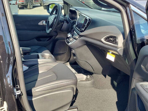 2025 Chrysler Voyager LX