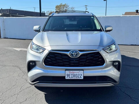 2023 Toyota Highlander Hybrid Platinum