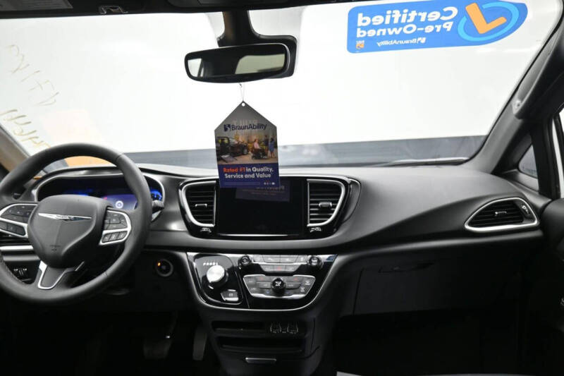 2025 Chrysler Pacifica Select