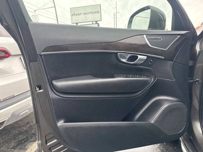 2018 Volvo XC90 T6 Momentum