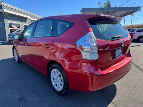 2014 Toyota Prius v Five