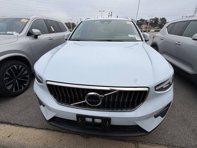 2025 Volvo XC40 B5 Core Bright Theme