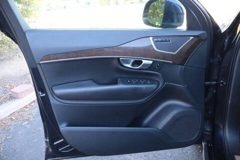 2016 Volvo XC90 T6 Momentum