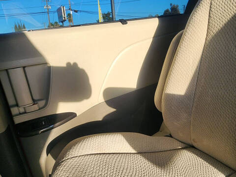2014 Toyota Sienna LE 7-Passenger Auto Access Seat