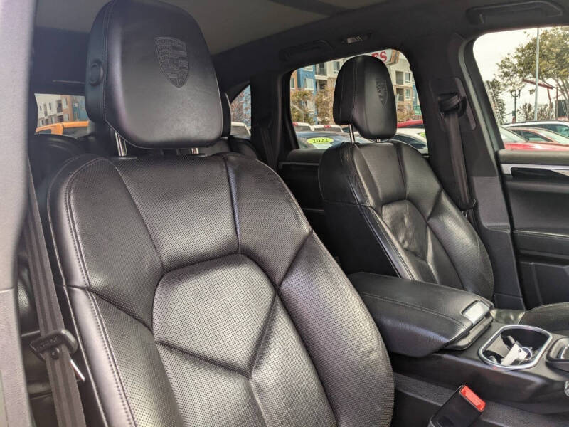 2017 Porsche Cayenne Platinum Edition