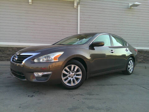 2013 Nissan Altima for sale at Limitless Auto LLC in Chantilly VA