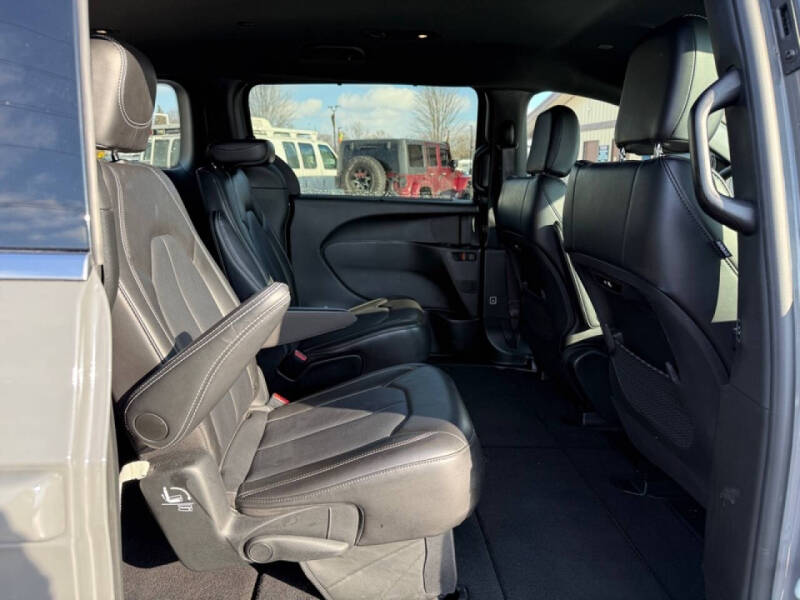 2025 Chrysler Pacifica Select