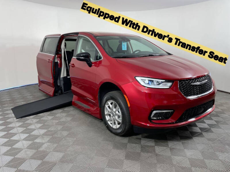 2024 Chrysler Pacifica Touring L's photo