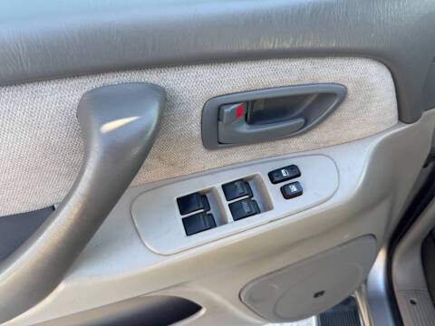 2004 Toyota Sequoia SR5