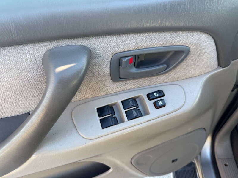 2004 Toyota Sequoia SR5