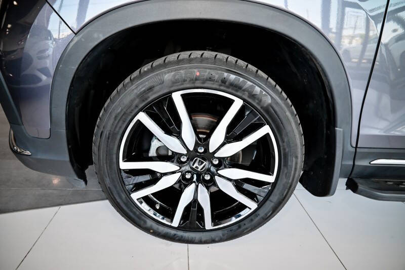 2022 Honda Pilot Touring w/Rear Captain's Chairs