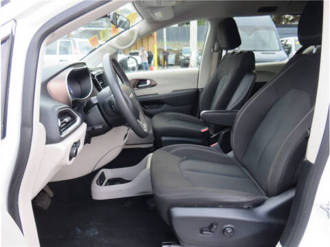 2022 Chrysler Voyager LX