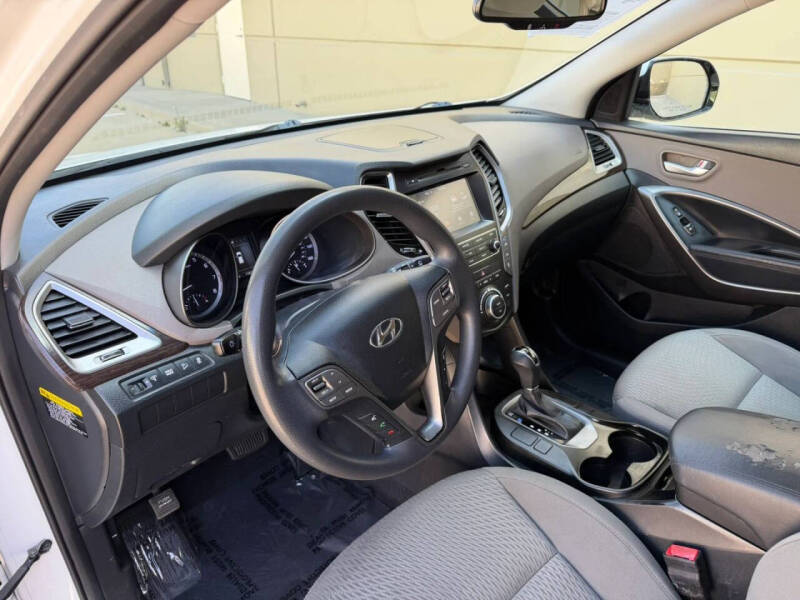 2017 Hyundai Santa Fe SE