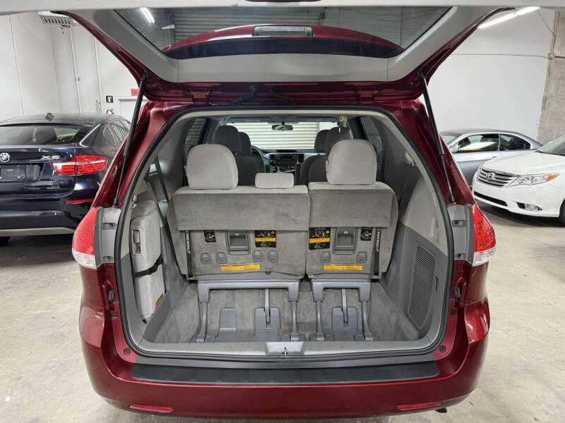 2012 Toyota Sienna LE 8-Passenger