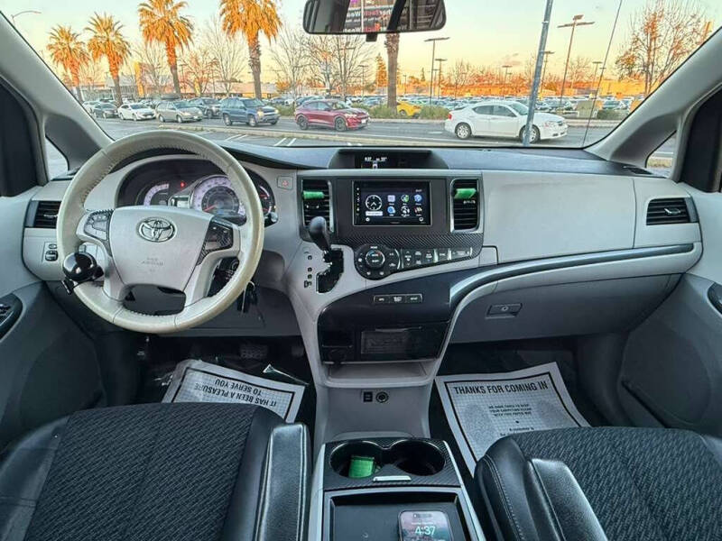 2011 Toyota Sienna SE 8-Passenger